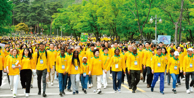 제24회 새생명 사랑 가족걷기대회 참가자들이 장길자 회장(가운데)과 함께 지구촌 이웃들을 돕기 위해 걷고 있다. [국제위러브유운동본부 제공]