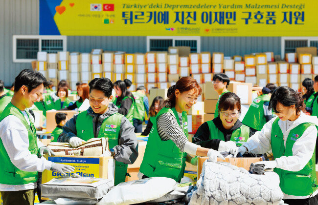 4월 3일 위러브유가 튀르키예 지진 이재민을 돕기 위해 회원들의 기증 물품을 선별, 포장하는 대규모 작업을 진행했다. 전달될 구호품은 천막·침낭 같은 취침용품과 겨울 의류, 여성용품 등으로 총 3870상자에 달했다. [국제위러브유운동본부 제공]