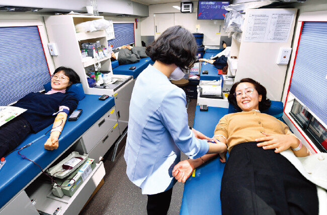 2월 9일 ‘제465차 전 세계 헌혈하나둘운동’에 동참하는 성남권 회
원들. [국제위러브유운동본부 제공]