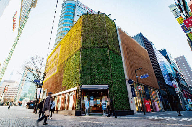 서울에서 공시지가가 가장 높은 곳은 2004년부터 1위 자리를 지키고 있는 중구 충무로1가 24-2 상업용지(네이처리퍼블릭 명동월드점)로 ㎡당 1억7410만 원이다. [뉴스1]