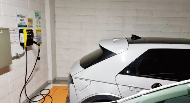 충전이 아닌 단순 주차를 위해 충전시설을 점유한 전기차. [독자 제공]