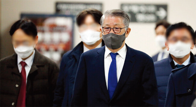 최신원 전 SK네트웍스 회장(가운데)이 2021년 12월 16일 서울 서초구 서울중앙지법에서 열린 공판에 출석하고 있다. [뉴스1]