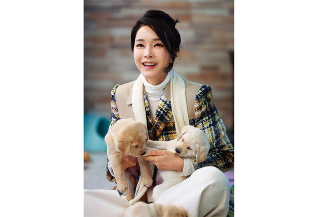 윤석열 대통령의 부인 김건희 여사가 지난해 12월 24일 경기 용인시 삼성화재 안내견 학교를 방문해 강아지를 안고 있다. [대통령실 제공]