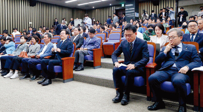 이재명 대표(앞줄 오른쪽 세 번째)를 포함한 더불어민주당 의원들이 5월 14일 국회에서 열린 ‘쇄신 의원총회’에 참석했다. [동아DB]