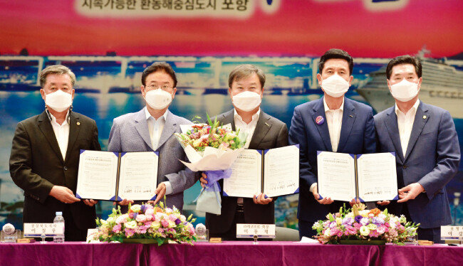 2021년 9월 9일 경북 포항시와 에코프로의 대규모 투자 양해각서(MOU) 체결식에 참석한 이동채 전 에코프로 회장(가운데). [뉴스1]