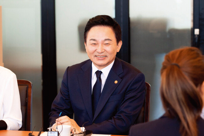 원희룡 국토교통부 장관이 5월 16일 세종시에서 국토부 출입 기자들과 월례 간담회를 하고 있다. [국토교통부 제공] 