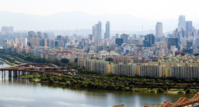 지난해 서울 강남구 거주 투자자들은 대전 유성구, 제주 노형동 등에 투자한 것으로 나타났다. 사진은 강남구 아파트 단지 전경. [뉴스1]