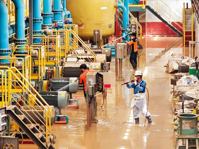 소방공무원들이 지난해 9월 11일 태풍 힌남노로 피해를 입은 포스코 포항제철소에서 복구 작업을 진행하고 있다. [소방청 제공]