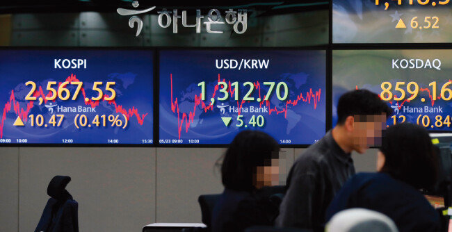 올해 상반기 코스피는 증권사들의 ‘상저하고’ 전망과 달리 연초부터 상승세를 기록했다. [뉴시스]