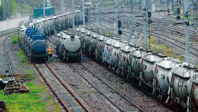 시멘트 원료와 황산을 운반하는 화물열차. [동아DB]