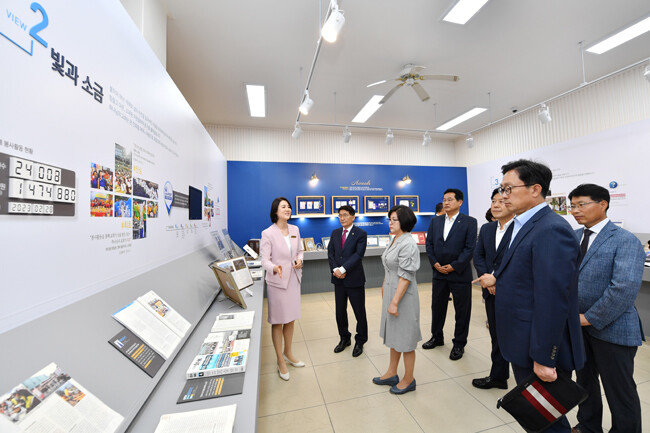 지역 인사들과 각계각층 관계자들이 도슨트(전시해설사)의 설명을 들으며 ‘Media’s Views’ 전시회를 관람하고 있다. [하나님의 교회 제공]