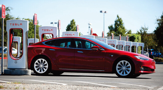 테슬라 전기차가 ‘슈퍼차저’ 충전소에서 충전되고 있다. [GETTYIMAGES]