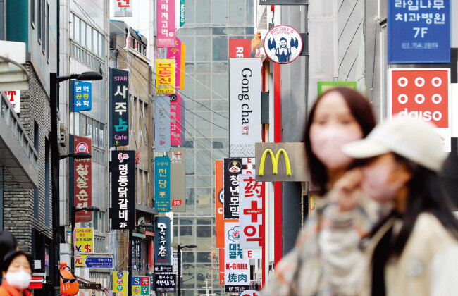 외국인 관광객들이 상권에 생명력을 불어넣고 있는 서울 명동. [뉴스1]