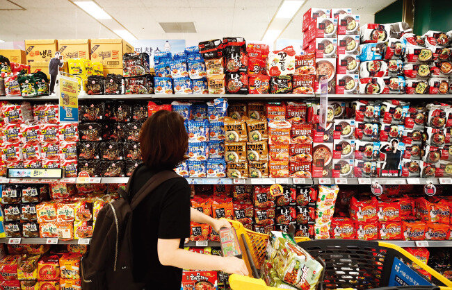 서울 시내 대형마트에서 라면을 고르는 한 시민. [뉴스1]