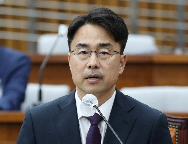 권영준 대법관 후보자가 7월 11일 서울 여의도 국회에서 열린 인사청문회에서 의원들의 질의에 답하고 있다. [뉴스1]