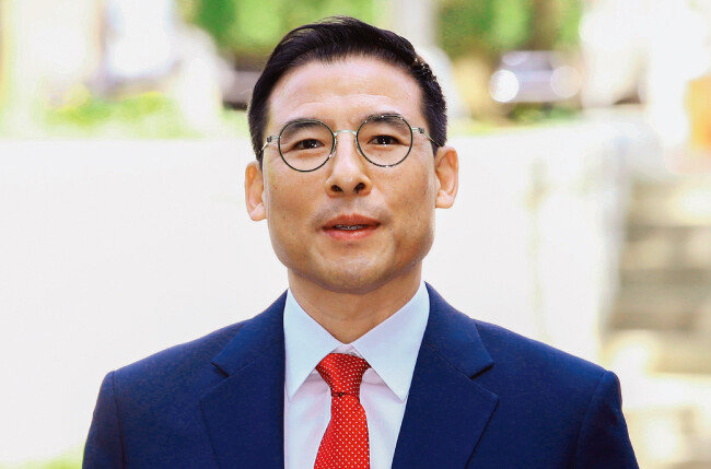 조현문 전 효성 부사장이 5월 3일 서울 서초구 서울중앙지법에서 열린 첫 공판에 출석하고 있다. [뉴스1]