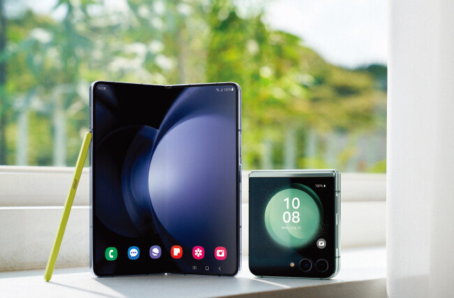 삼성전자 폴더블 스마트폰 갤럭시 Z폴드5(왼쪽)와 Z플립5. [삼성전자 제공]