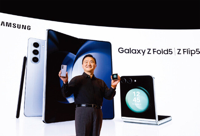 노태문 삼성전자 모바일경험(MX) 사업부장(사장)이 7월 26일 서울 강남구 코엑스에서 열린 ‘갤럭시 언팩 2023’에서 신제품을 소개하고 있다. [삼성전자 제공]