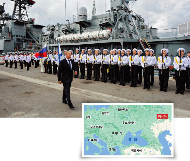 블라디미르 푸틴 러시아 대통령이 2014년 9월 흑해함대를 사열하고 있다. [크렘린궁 제공, 구글 제공]
