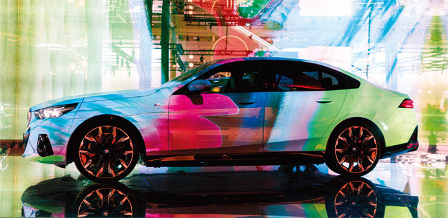 2023년 바젤아트페어에서 선보인 구지윤 작가의 작품은 BMW i5에서 영감을 받았다. [BMW 제공]