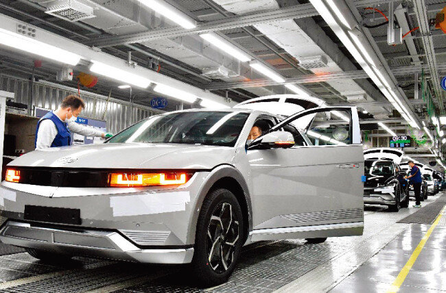 현대차 생산직(정규 기술직) 직원들이 울산공장에서 자사 전기차 아이오닉5를 생산하고 있다. [현대차 제공]