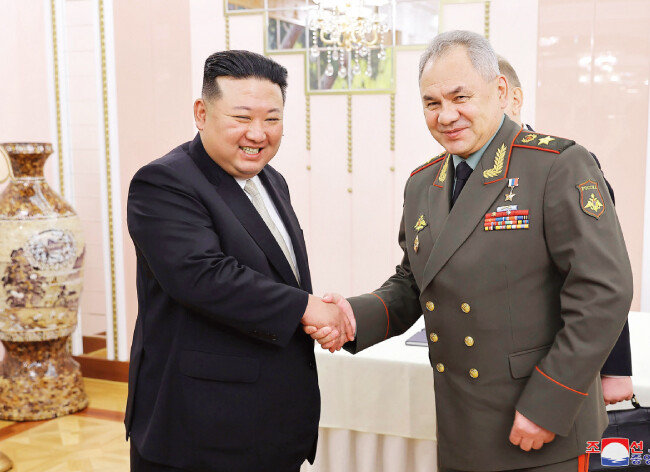 7월 26일 방북한 세르게이 쇼이구 러시아 국방장관(오른쪽)이 김정은 북한 국무위원장과 악수하고 있다. [뉴시스]