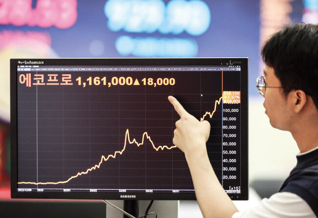7월 18일 처음 종가 기준 100만 원대를 기록한 에코프로 주가는 현재도 110만~120만 원대를 오가고 있다. [뉴시스]