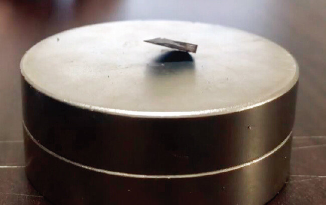 LK-99 연구진이 상온 초전도체를 개발했다면서 7월 26일 공개한 시료 시연 모습. [뉴시스]