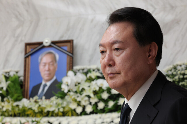 윤석열 대통령이 8월 15일 서울 서대문구 신촌세브란스병원 장례식장에 마련된 부친 고 윤기중 연세대 명예교수의 빈소를 지키고 있다. [대통령실 제공]