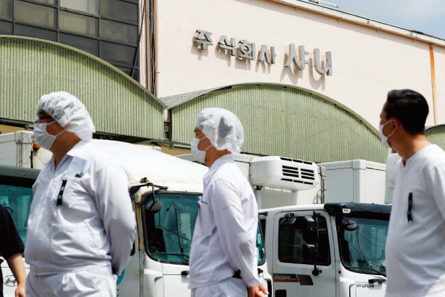 국회 환경노동위원회 소속 여야 의원들이 8월 16일 최근 근로자 사망사고가 발생한 경기 성남시 SPC그룹 계열사 샤니 제빵 공장을 시찰하고 있다. [뉴스1]