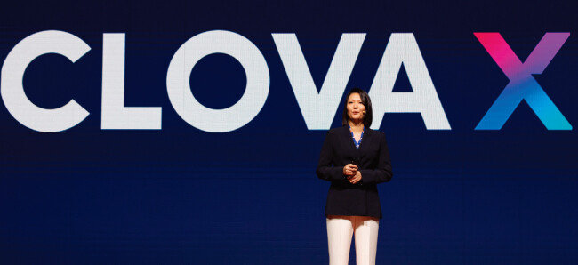 최수연 네이버 대표가 8월 24일 
한국형 초거대 생성형 AI ‘하이퍼클로바X’ 공개 행사에서 기조연설을 하고 있다. [뉴스1]