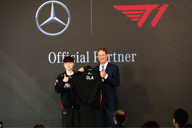 8월 24일 메르세데스벤츠코리아의 ‘올-일렉트릭 쇼케이스 및 기자간담회’에 참석한 ‘페이커’ 이상혁 선수(왼쪽). [메르세데스벤츠코리아 제공]