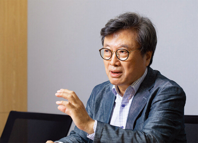 김형기 경북대 경제통상학부 명예교수가 9월 18일 ‘주간동아’와 인터뷰하고 있다. [박해윤 기자]