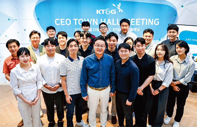 KT&G는 9월 13일 서울 성수동 KT&G 상상플래닛에서 ‘CEO 타운홀 미팅’을 개최했다. 백복인 KT&G 사장(앞줄 왼쪽에서 네 번째)과 임직원들이 미팅 종료 후 기념사진을 촬영하고 있다. [KT&G 제공]