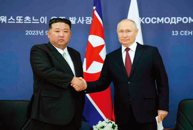 블라디미르 푸틴 러시아 대통령(오른쪽)이 김정은 북한 국무위원장과 9월 13일 러시아 아무르주 보스토치니 우주기지에서 만나 악수하고 있다. [노동신문]