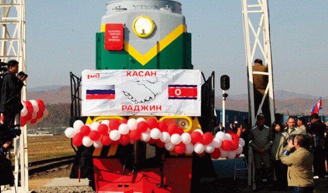 러시아 열차가 2013년 하산과 나진을 연결하는 철도를 처음으로 통과하고 있다. [러시아 철도공사 제공]