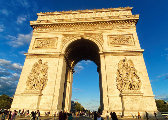 인생 일몰을 볼 수 있는 개선문. [박진희 제공]