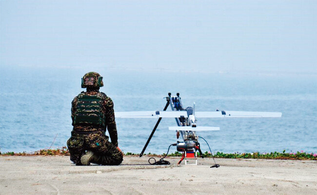 대만군 병사가 소형 드론을 날릴 준비를 하고 있다. [대만 국방부 제공]