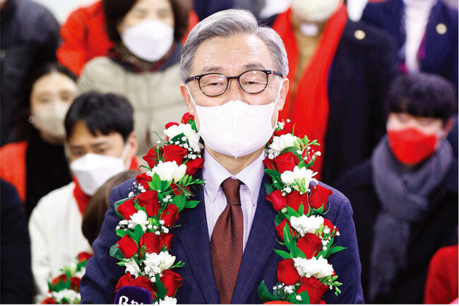 지난해 3월 10일 최재형 전 감사원장이 서울 종로구에 마련된 선거캠프에서 재보궐선거 종로구 당선이 확실시되자 소감을 밝히고 있다. [뉴스1]