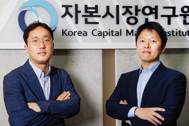 자본시장연구원 강현주·정화영 박사(왼쪽부터). [조영철 기자]