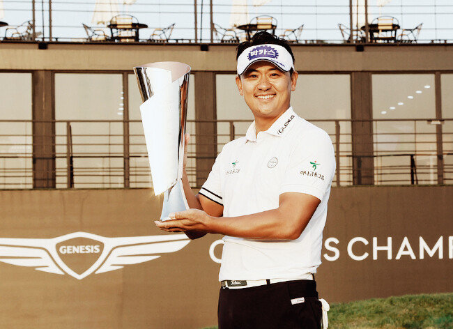 박상현이 10월 15일 한국프로골프(KPGA) 코리안투어 제네시스 챔피언십 정상에 오른 뒤 우승 트로피를 들고 카메라 앞에 섰다. [KPGA 코리안투어 제공]