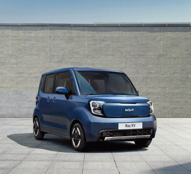 9월 21일 판매를 시작한 경형 전기차 레이 EV는 한 달 만에 6000대가 계약되며 목표(4000대)를 초과 달성했다. [기아 제공]