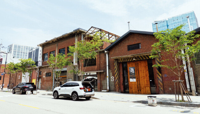 서울의 대표 상권으로 자리 잡은 성동구 성수동 일대. 옛 공업지대의 흔적과 이를 리모델링한 카페, 새로 들어선 오피스 건물이 공존한다. [조영철 기자]