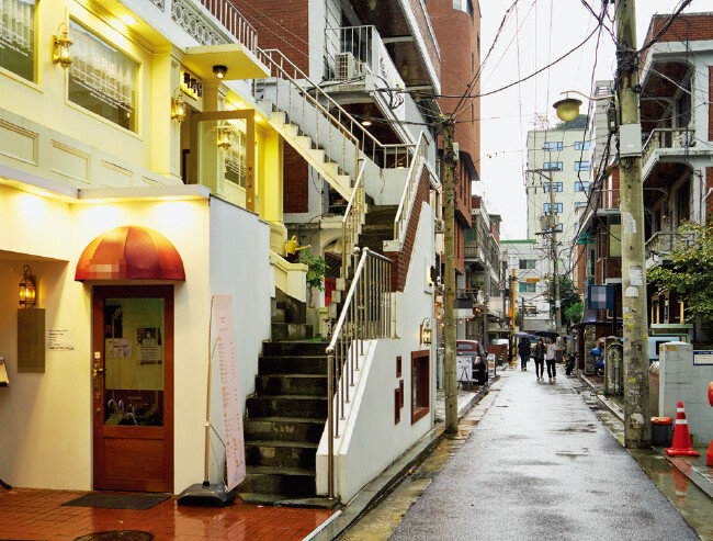 서울 성동구 성수전략정비구역의 골목길. 평지에 형성된 작은 골목길은 핵심 상권이 들어서기에 유리한 조건이다. [홍중식 기자]