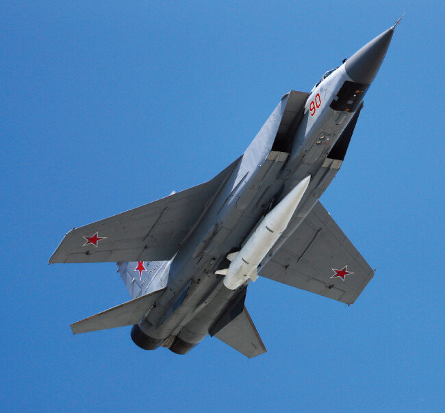 러시아 공군 MIG-31 전투기가 극초음속 미사일 킨잘을 탑재한 채 비행하고 있다. [뉴시스]