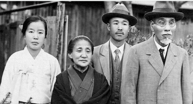 나혜석(왼쪽)이 일본인 실업가 야나기하라 기쓰베(오른쪽) 부부와 함께 촬영한 사진. 부부 사이에 미상의 남자가 있다. [위키피디아]