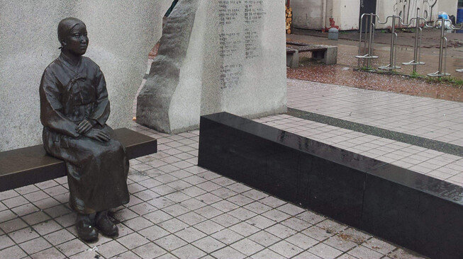 경기 수원 나혜석거리에 있는 나혜석 동상. [이광표 제공]