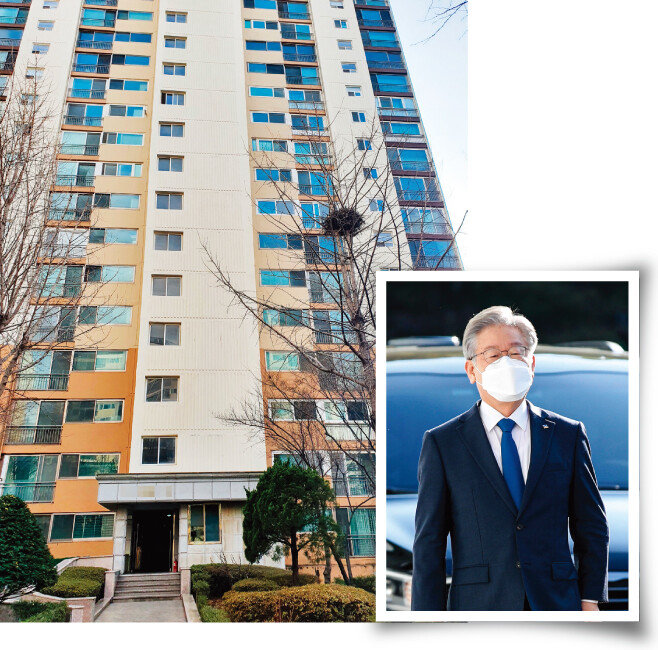 이재명 대선 후보는 경기 성남시 분당구 양지금호1단지에 거주 하고 있다(왼쪽). 2021년 10월 25일
이재명 경기도지사가 마지막 출근을 하고 있다. [최진렬 기자, 동아DB]