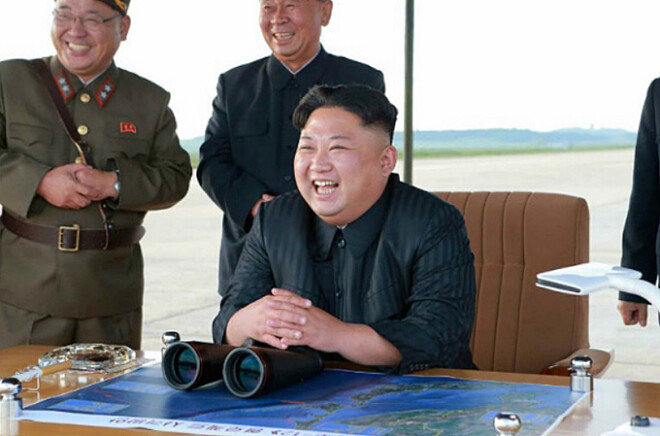 9월 15일 일본 상공을 통과해 북태평양으로 떨어진 중장거리탄도미사일(IRBM) ‘화성-12형' 발사를 지켜보며 웃고 있는 김정은 북한 노동당 위원장. 9월 16일자 노동신문에 실린 사진이다.[뉴스1]