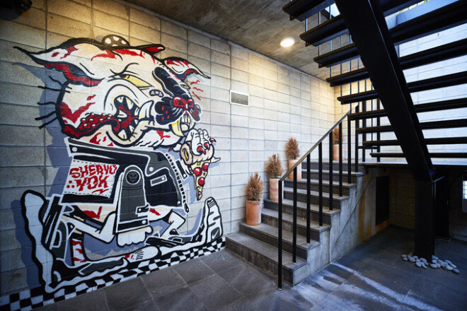 키즈존을 만들어 동네 사랑방 구실을 하는 지하1층으로 이어지는 계단 외벽에 그려진 그래피티 ‘코리안 타이거 배드 보이’. 